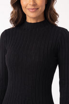 Vestido Curto Canelado Manga Longa Preto - detalhe da gola alta e do canelado largo