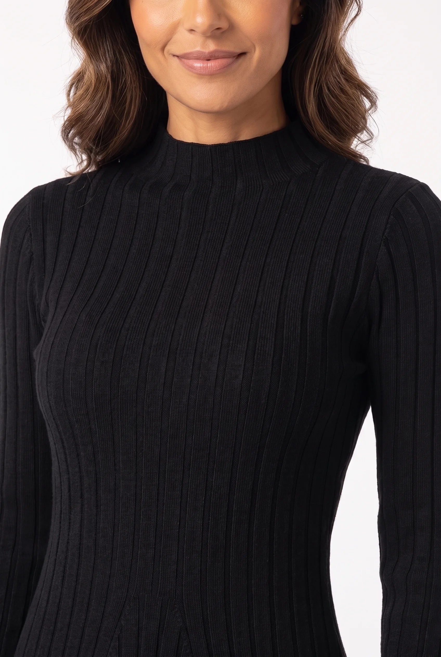 Vestido Curto Canelado Manga Longa Preto - detalhe da gola alta e do canelado largo