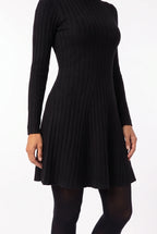 Vestido Curto Canelado Manga Longa Preto - detalhe do recorte da cintura e do rodado da saia
