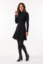 Vestido Curto Canelado Manga Longa Preto - pose natural de três quartos