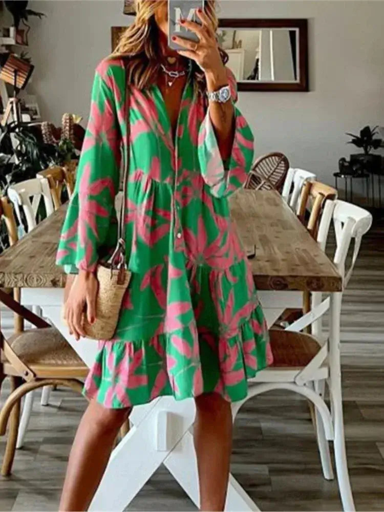 Vestido Curto Estilo Boho Estampado Heloisa em plano aproximado, destacando a estampa floral e a fileira de botões