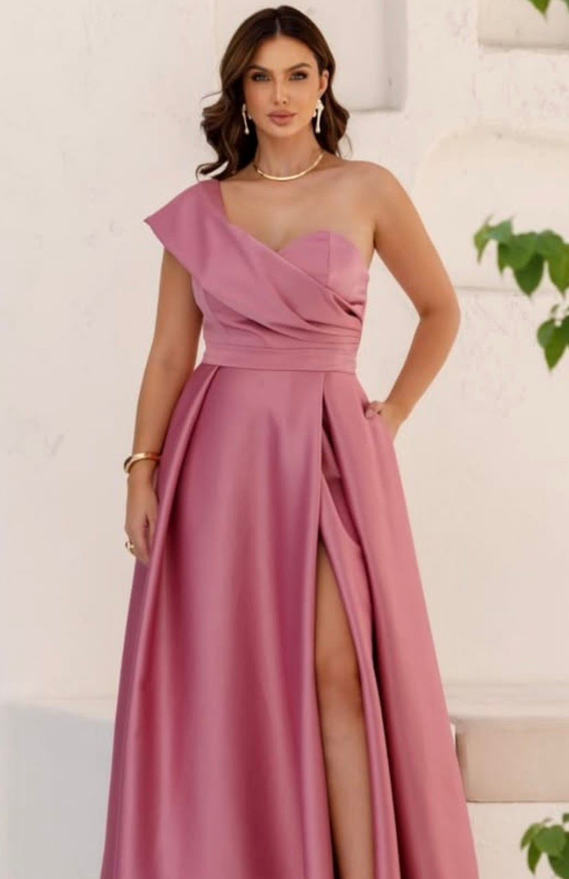 Vestido de Festa Longo Acetinado Um Ombro Só na cor rosa antigo, em plano aproximado com colar de pérolas e fenda