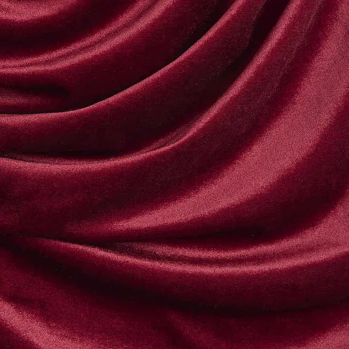 Vestido de Festa Longo de Veludo Sonia em close macro do tecido, mostrando a textura e o caimento do veludo vinho
