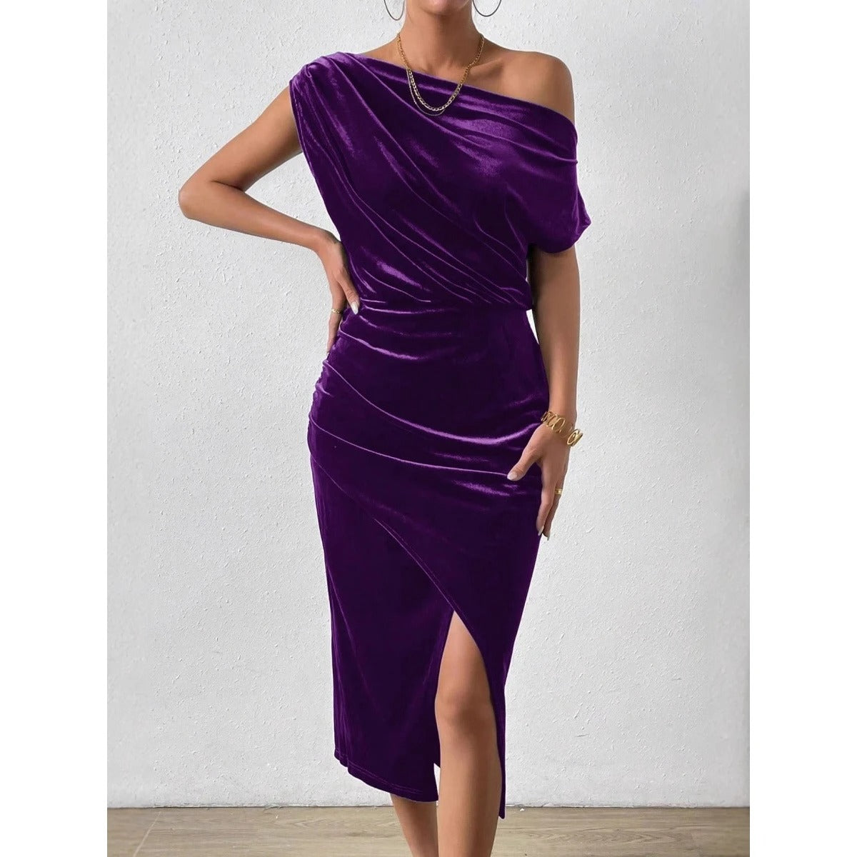 Vestido de Festa Longo de Veludo Sonia roxo visto de frente, com ombro caído, drapeado na cintura e fenda frontal