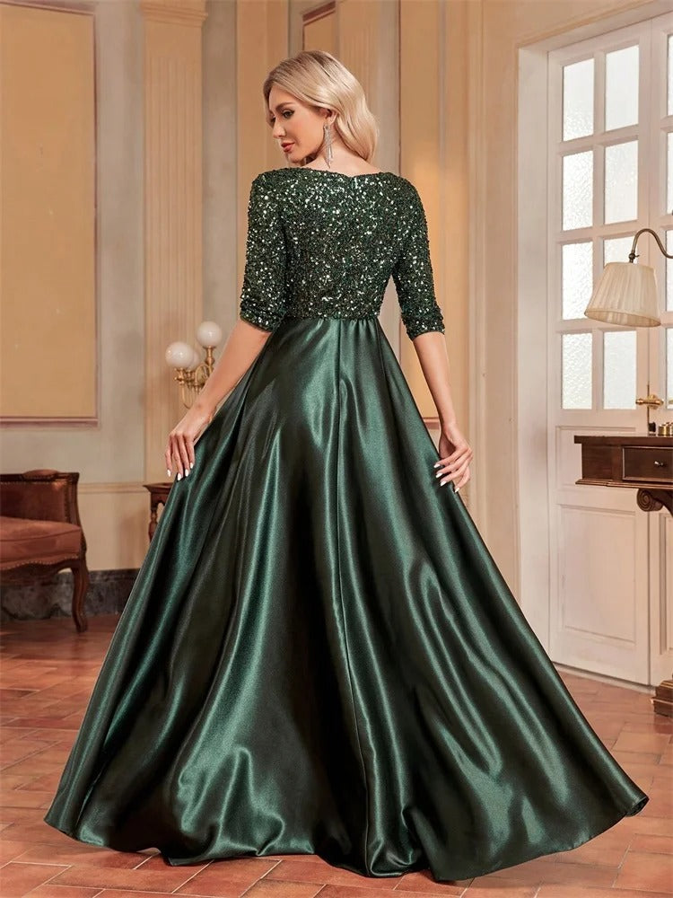 Vestido de Festa Longo Verde em Paetê com Decote V, visto de costas mostrando o corpete bordado e o volume da saia
