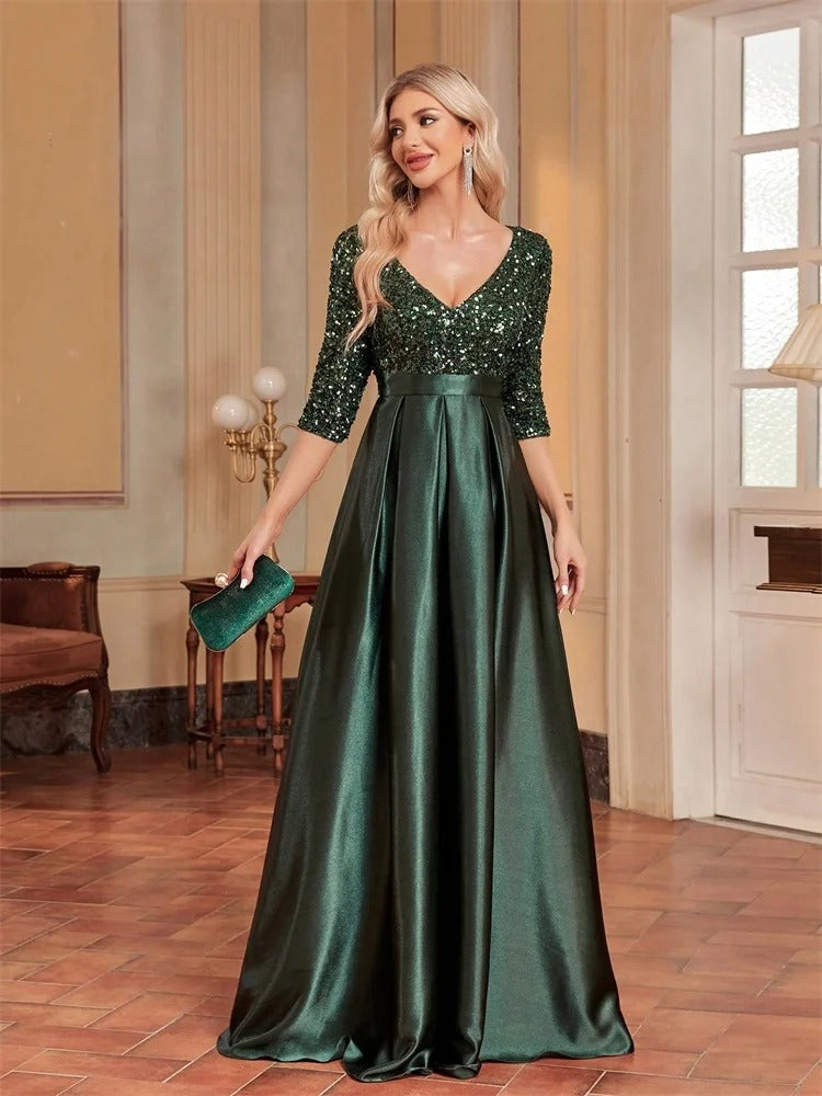 Vestido de Festa Longo Verde em Paetê com Decote V, modelo de frente segurando clutch verde combinando