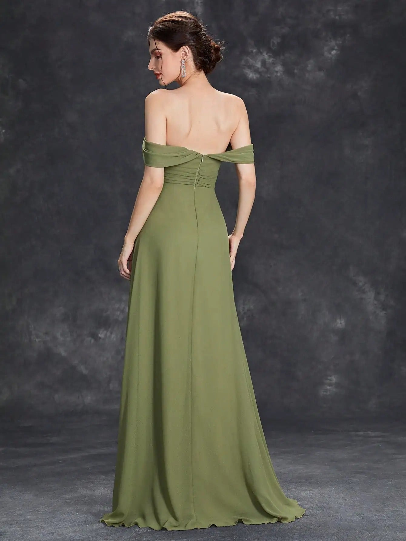 Vestido de Festa Longo Verde Oliva com Decote Ombro a Ombro visto de costas, mostrando as costas nuas e o caimento da saia