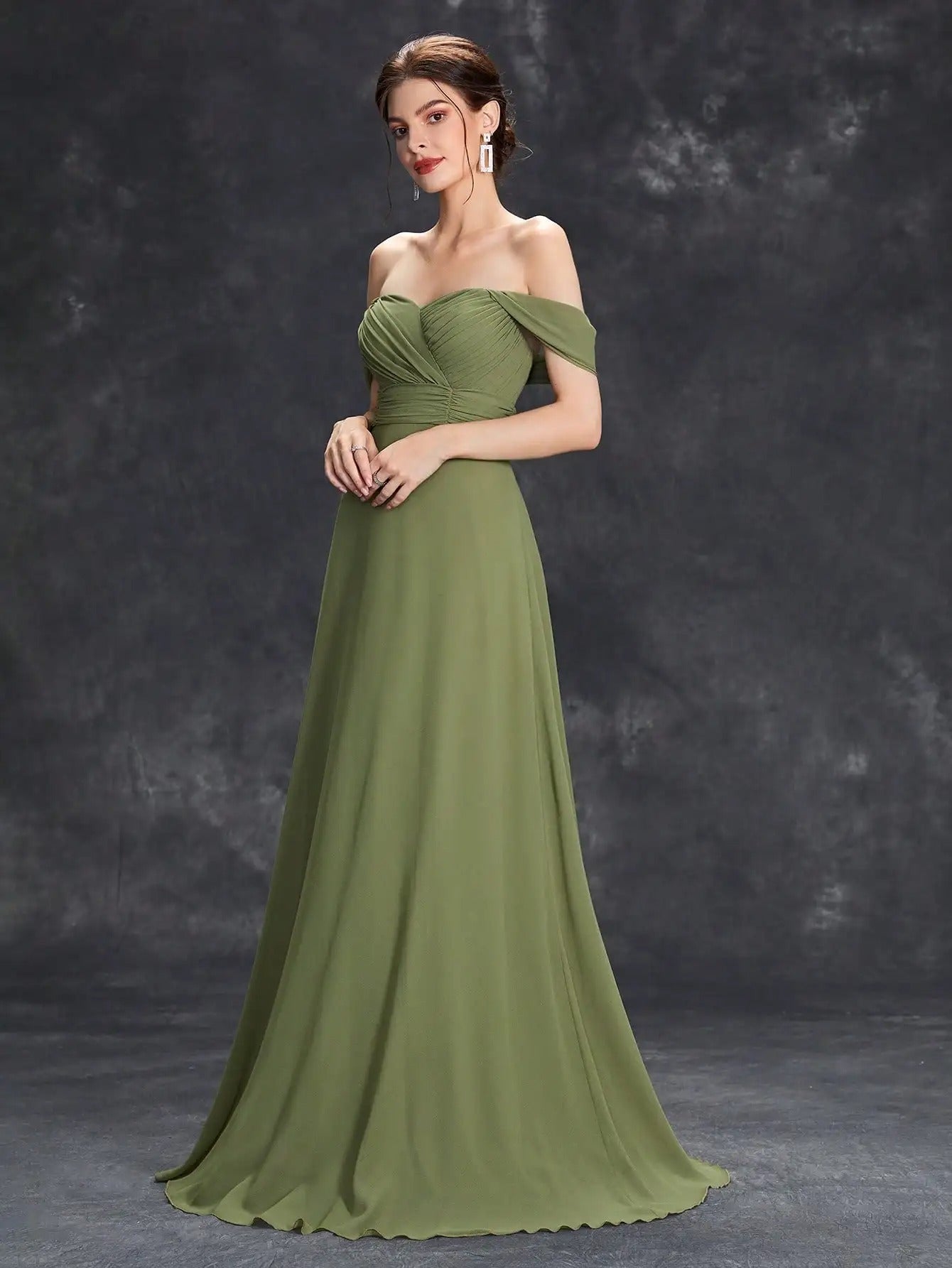 Vestido de Festa Longo Verde Oliva com Decote Ombro a Ombro em pose de três quartos, com brincos dourados