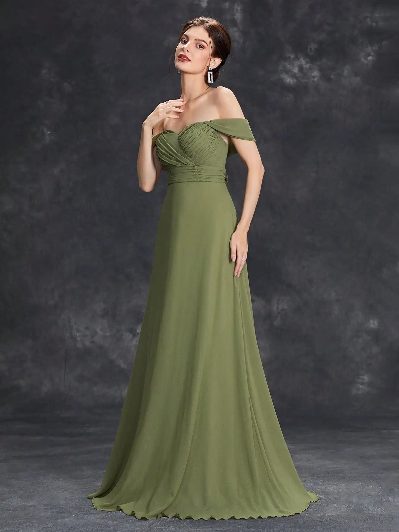 Vestido de Festa Longo Verde Oliva com Decote Ombro a Ombro visto de perfil, evidenciando o comprimento e a barra arrastando