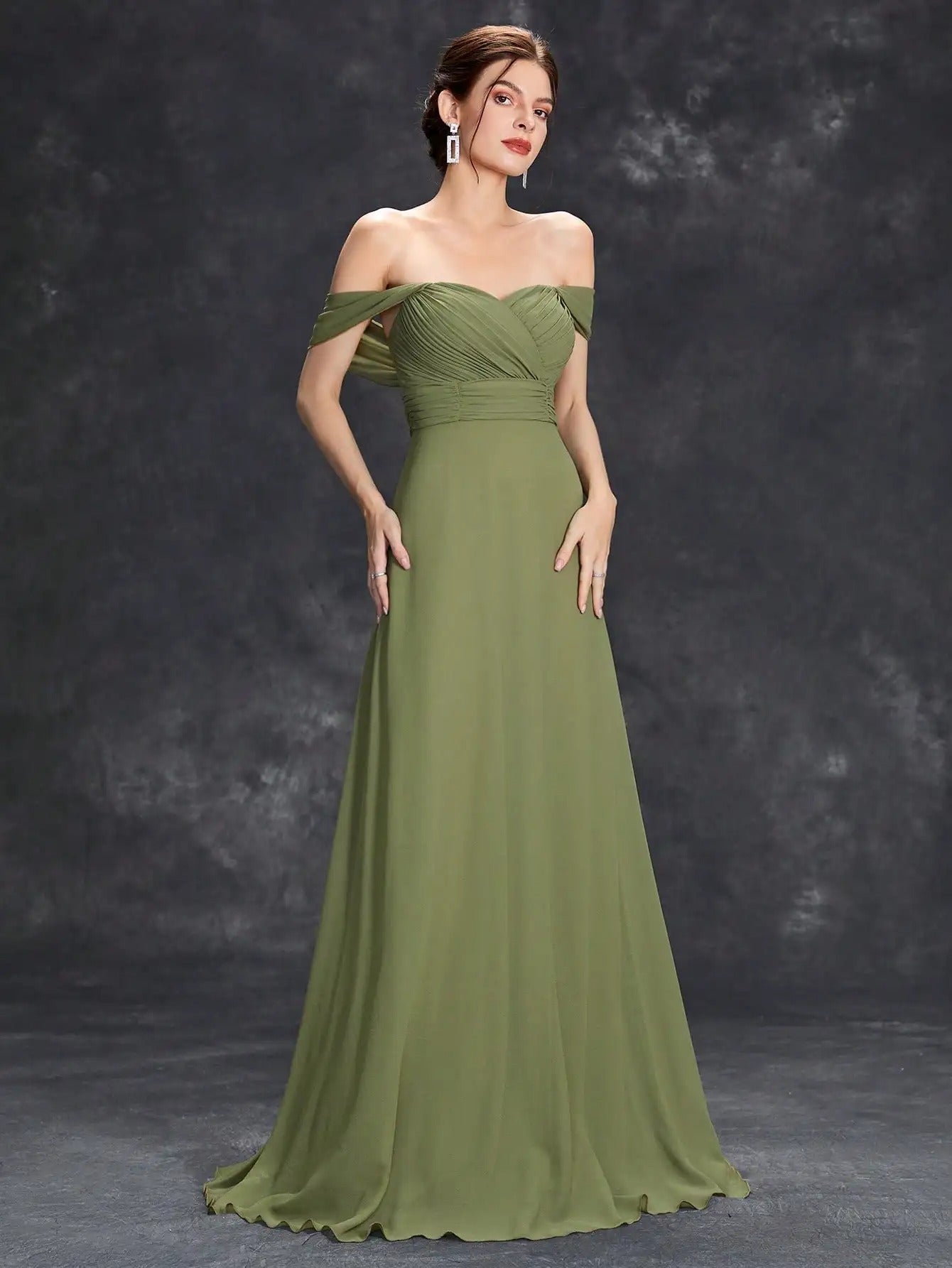 Vestido de Festa Longo Verde Oliva com Decote Ombro a Ombro em plano frontal, com as mangas caídas sobre os braços