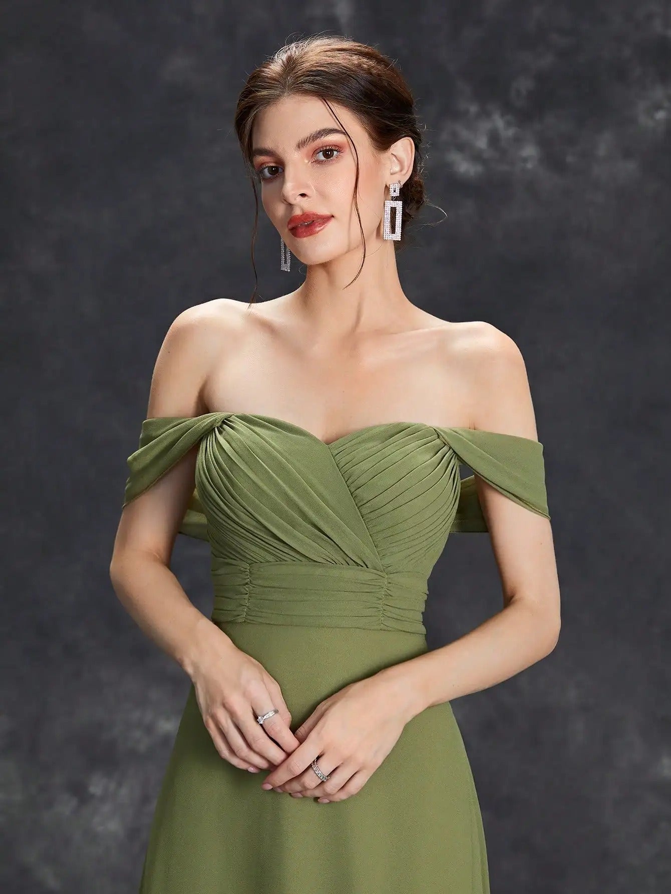 Vestido de Festa Longo Verde Oliva com Decote Ombro a Ombro em close do busto, destacando o franzido e a faixa da cintura