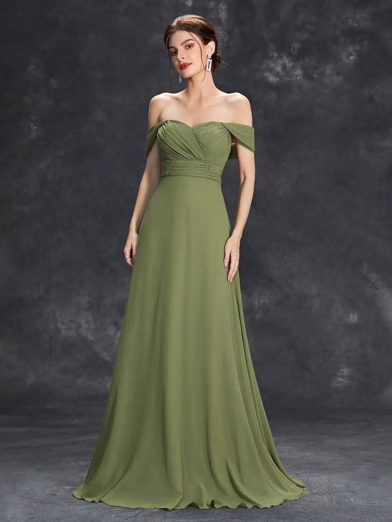 Vestido de Festa Longo Verde Oliva com Decote Ombro a Ombro em corpo inteiro sobre fundo cinza, com a saia em movimento