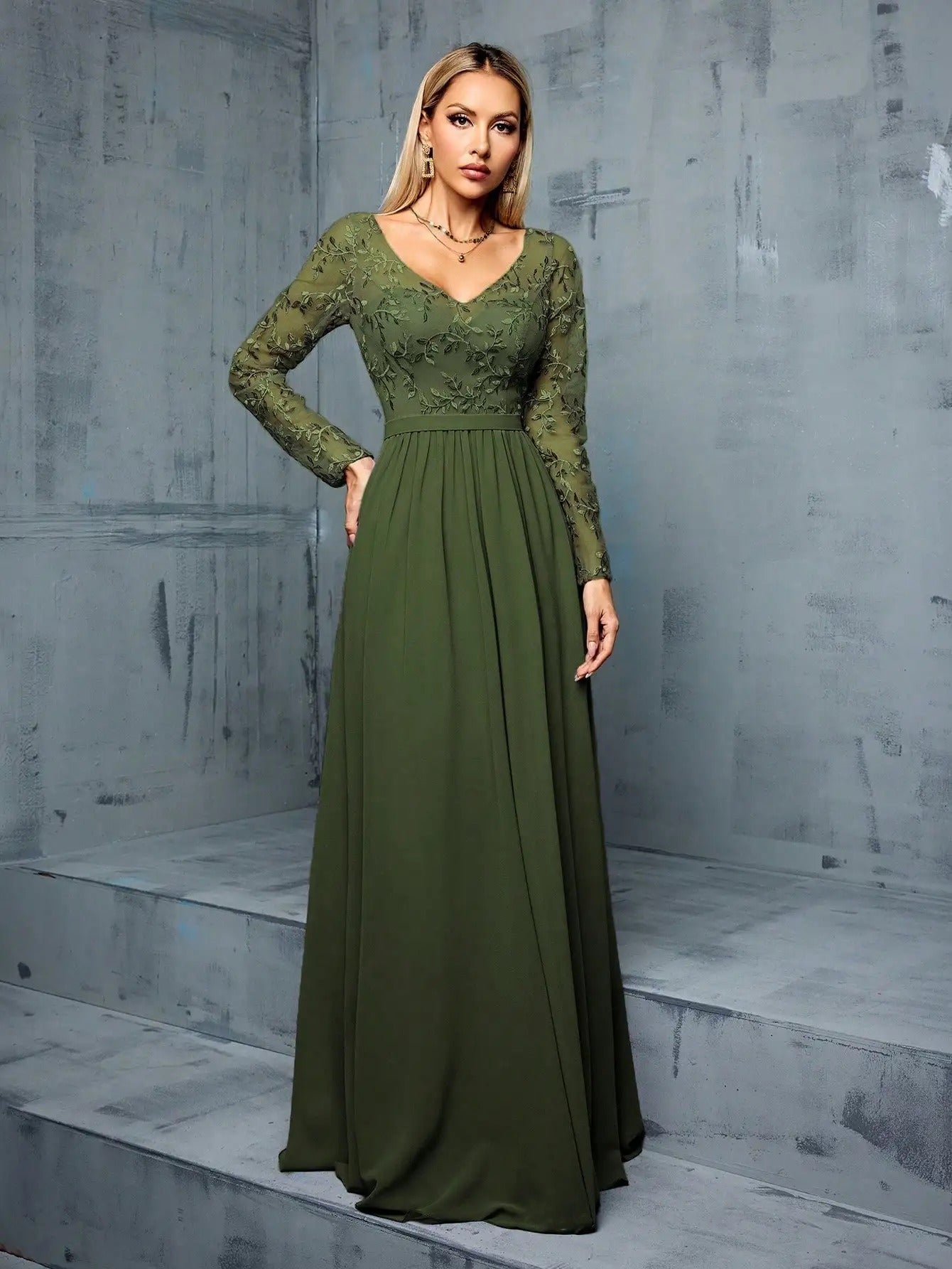 Vestido de Festa Longo Verde Oliva em Chiffon com Bordado Floral visto de frente, com mangas longas em renda e decote em V