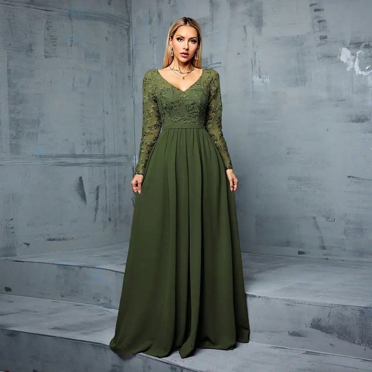 Vestido de Festa Longo Verde Oliva em Chiffon com Bordado Floral em plano frontal, mostrando o caimento da saia até o chão
