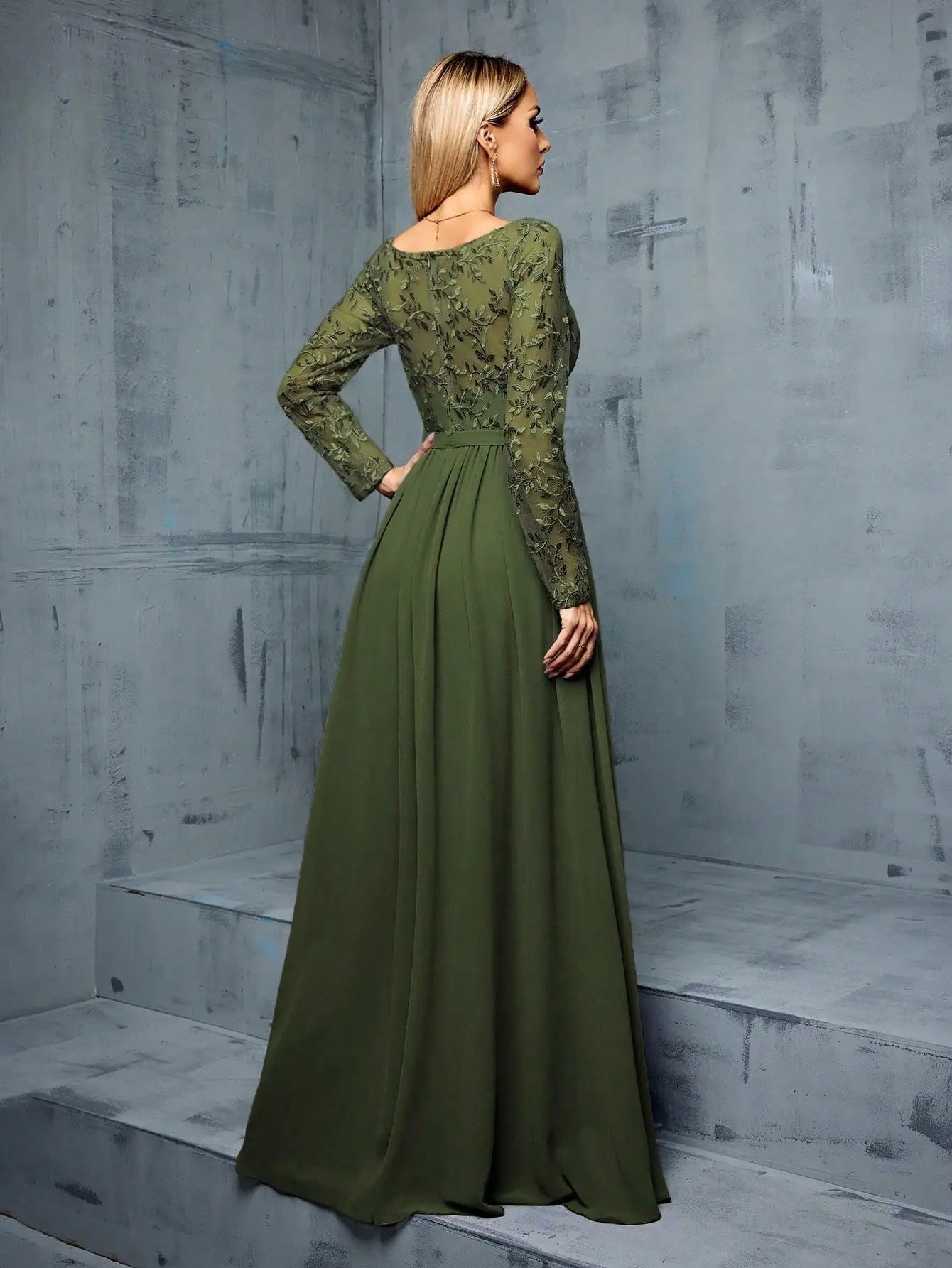 Vestido de Festa Longo Verde Oliva em Chiffon com Bordado Floral visto de costas, com o bordado nas costas e mangas em renda