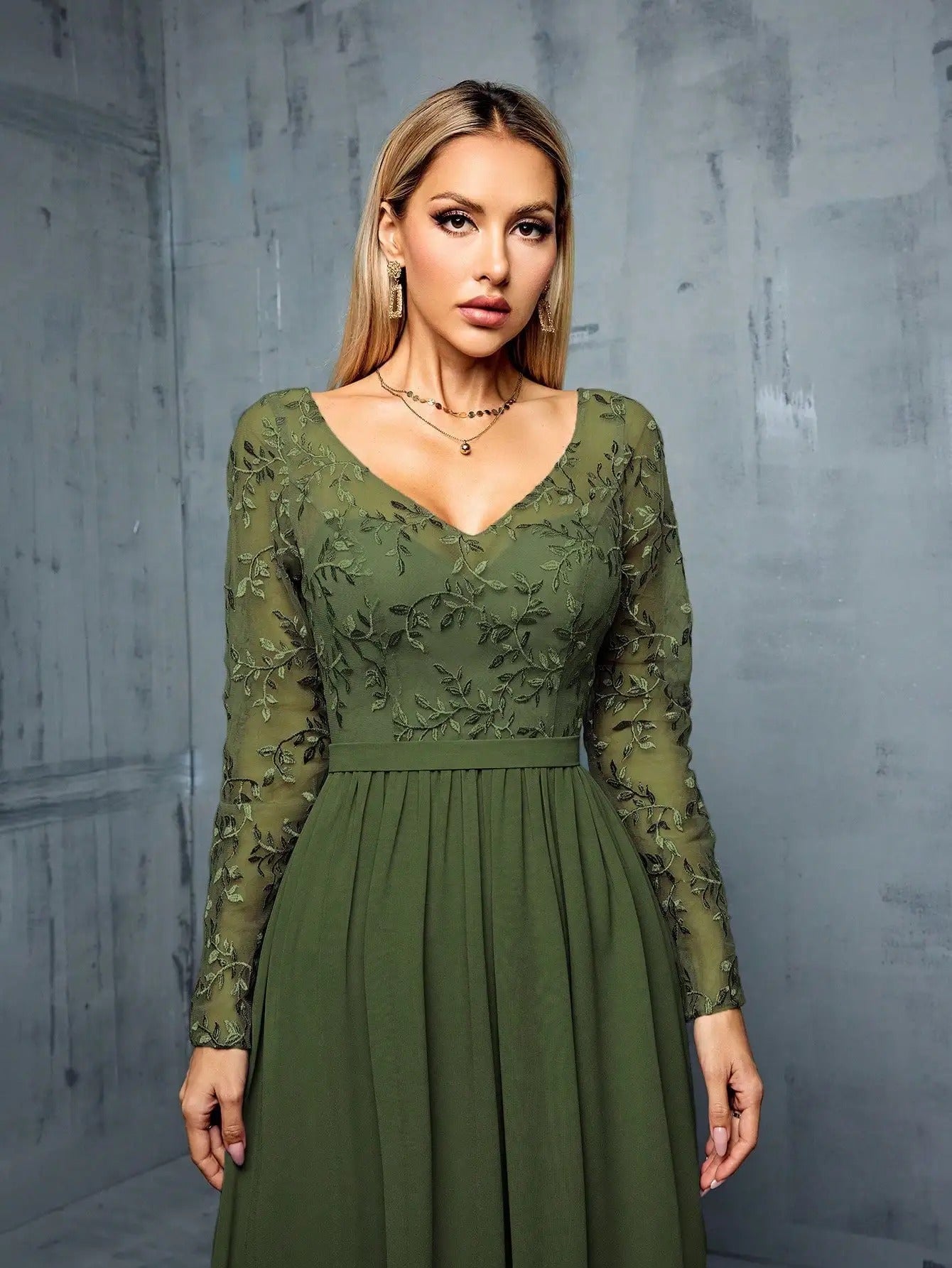 Vestido de Festa Longo Verde Oliva em Chiffon com Bordado Floral em close do busto, destacando o bordado de folhagens