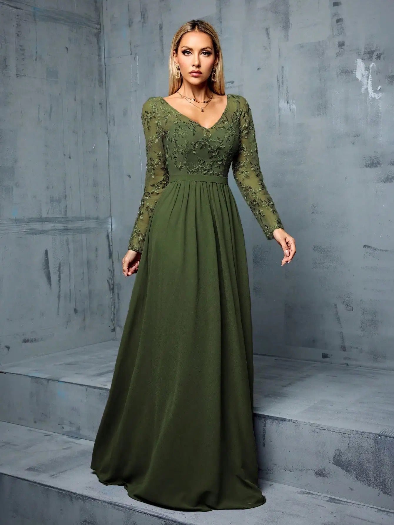 Vestido de Festa Longo Verde Oliva em Chiffon com Bordado Floral em corpo inteiro, com colares sobrepostos e mangas justas