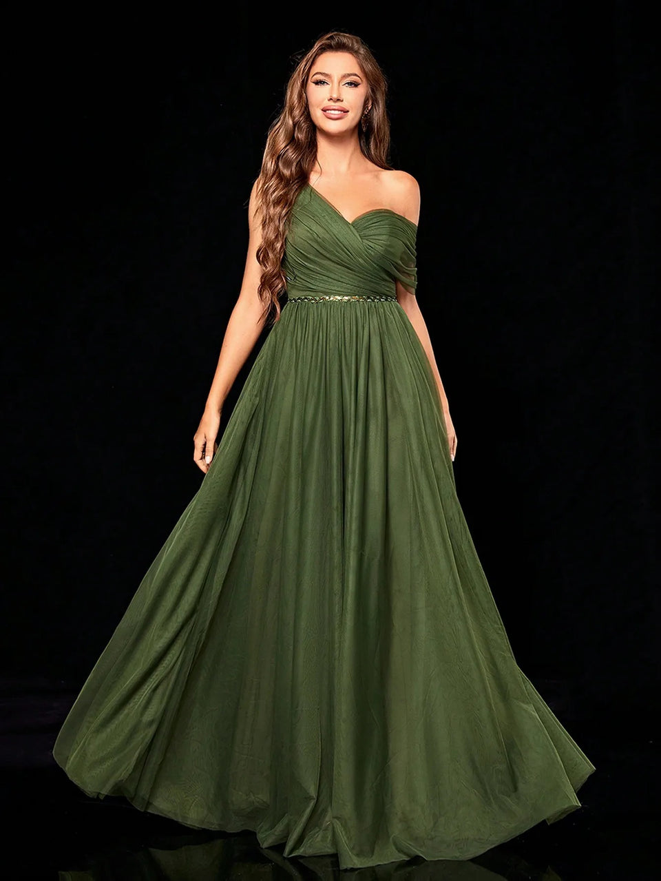 Vestido de Festa Longo Verde Oliva em Tule com Decote V visto de frente, com alça assimétrica e cinto de brilho na cintura