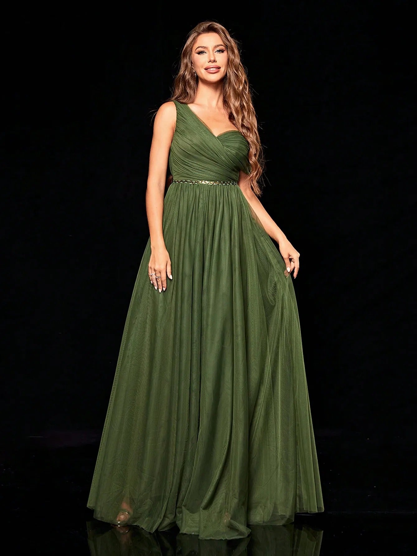 Vestido de Festa Longo Verde Oliva em Tule com Decote V em plano frontal, com o busto drapeado e saia ampla em tule