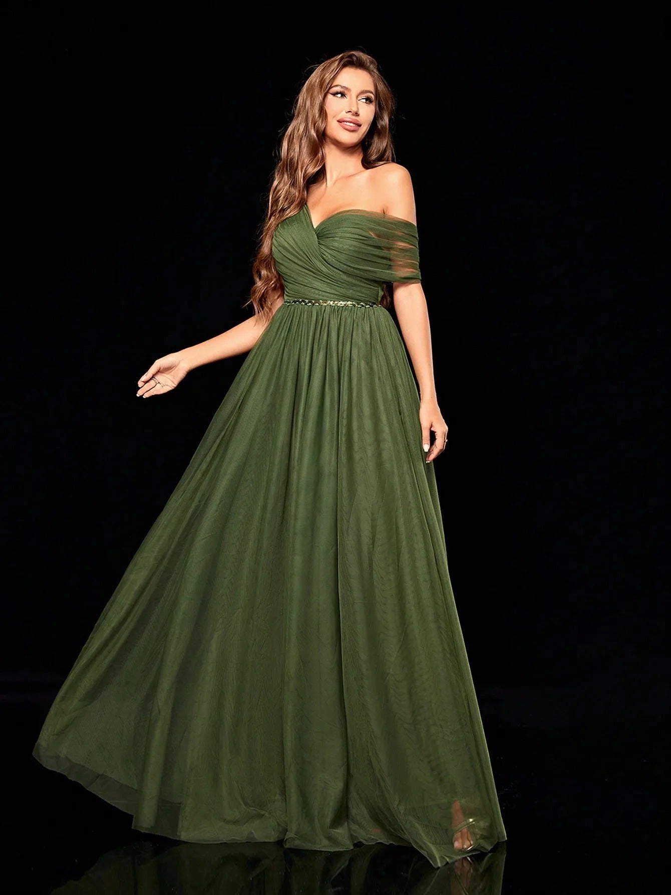 Vestido de Festa Longo Verde Oliva em Tule com Decote V com o ombro caído, mostrando o drapeado sobre o busto