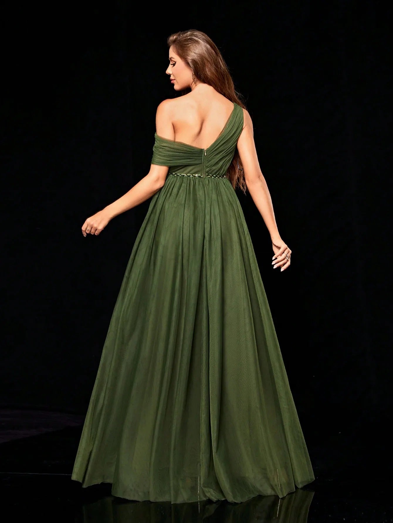 Vestido de Festa Longo Verde Oliva em Tule com Decote V visto de costas, com decote em V nas costas e cinto de brilho