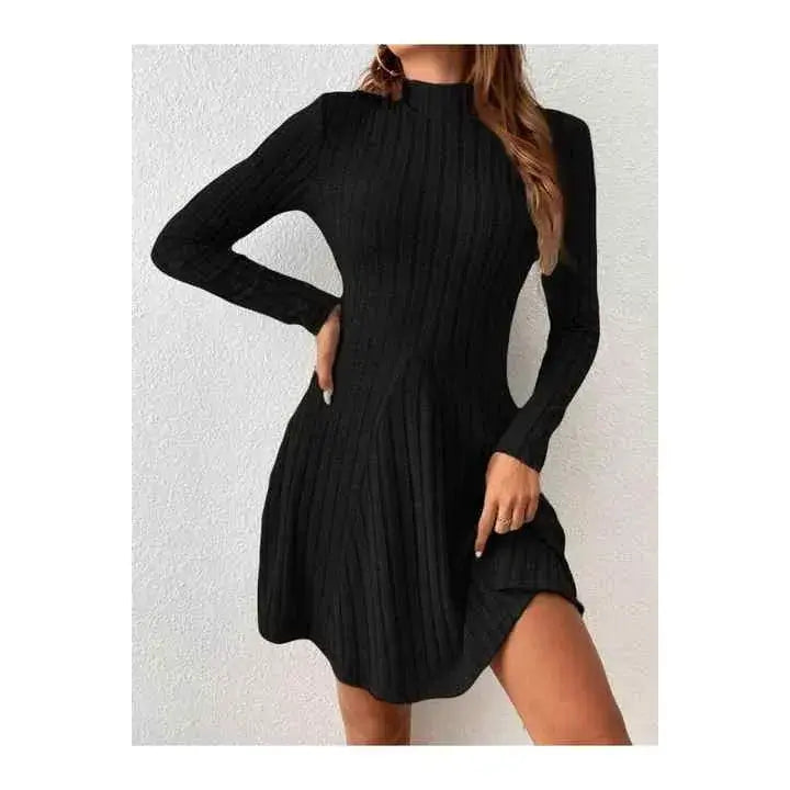 Vestido de Inverno Canelado Manga Longa preto visto de frente, com gola alta e saia evasê acima do joelho