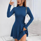 Vestido de Inverno Canelado Manga Longa na cor azul, em selfie de espelho com bolsa branca a tiracolo