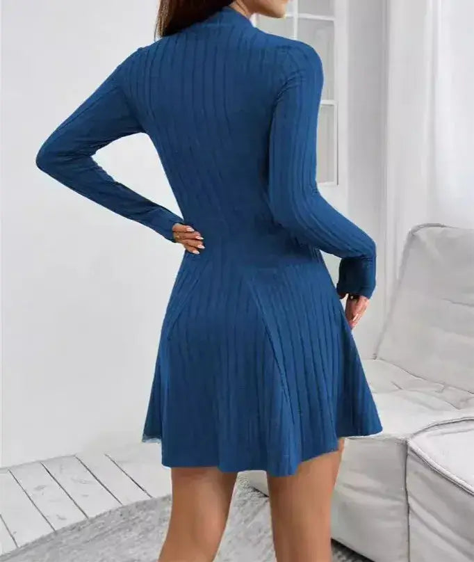 Vestido de Inverno Canelado Manga Longa na cor azul visto de costas, evidenciando o ajuste ao corpo e o rodado