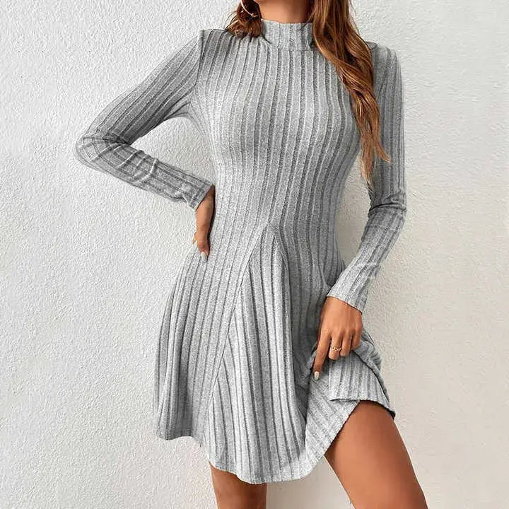 Vestido de Inverno Canelado Manga Longa na cor cinza mescla, visto de frente com gola alta e mangas justas
