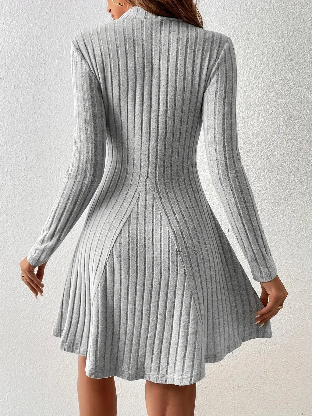 Vestido de Inverno Canelado Manga Longa na cor cinza mescla, visto de costas com as pregas da saia em destaque