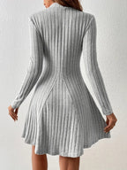 Vestido de Inverno Canelado Manga Longa na cor cinza mescla, visto de costas com as pregas da saia em destaque