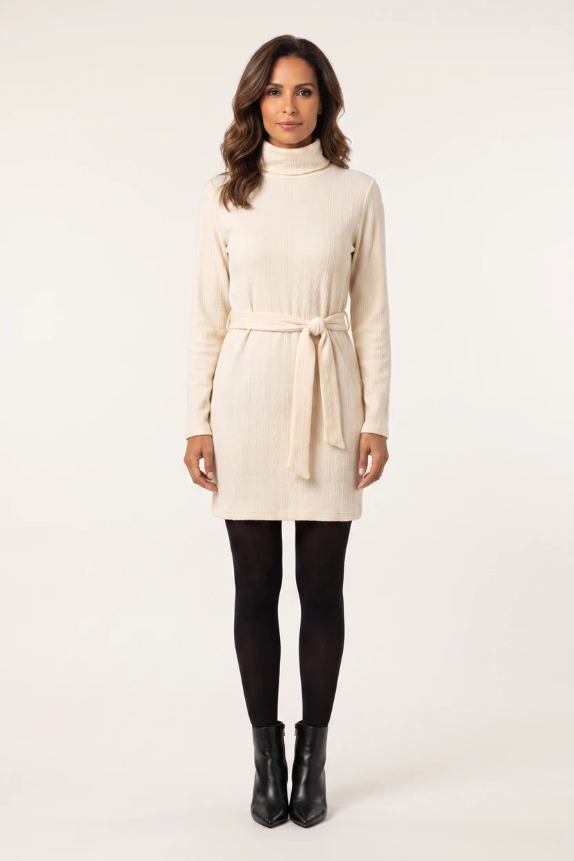 Vestido de Malha Gola Alta com Cinto Creme - modelo de corpo inteiro de frente