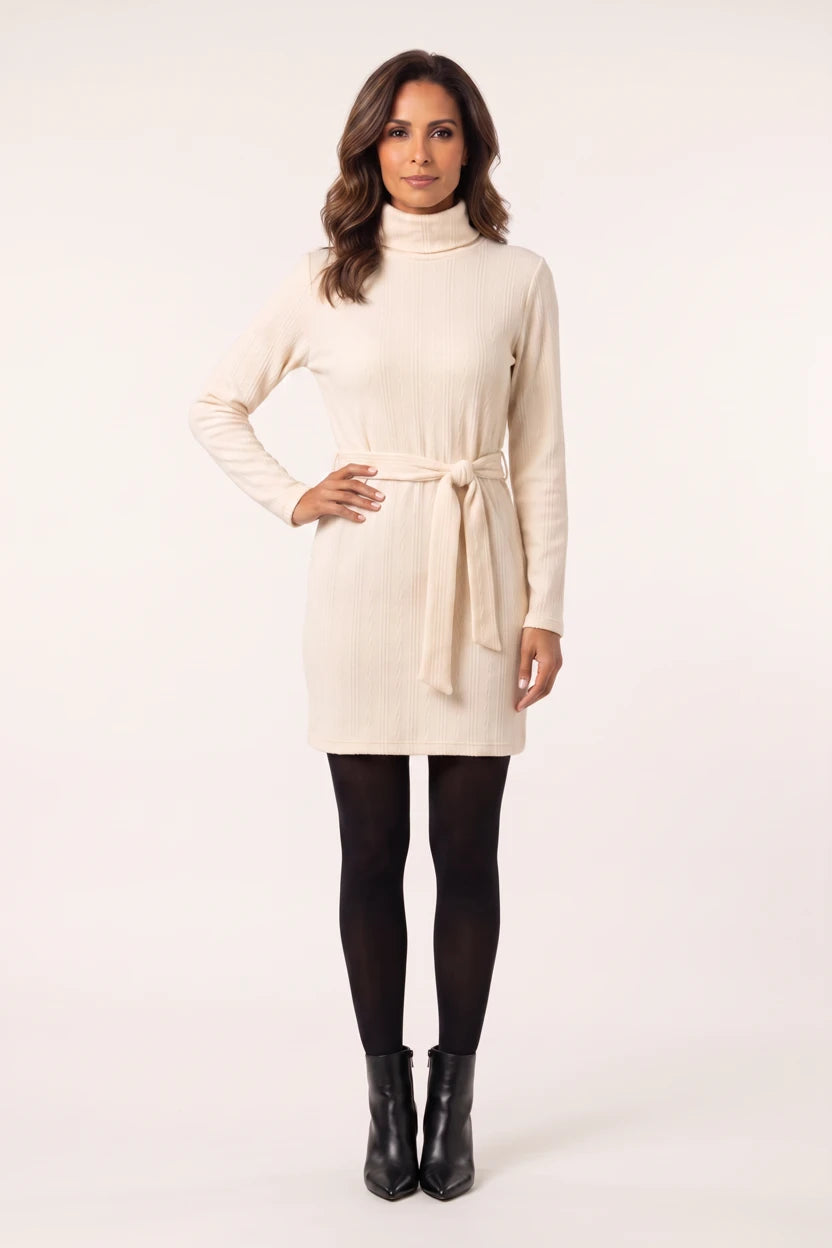 Vestido de Malha Gola Alta com Cinto Creme - modelo de frente com a mão no quadril