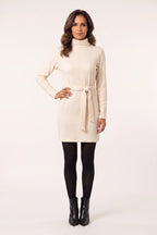 Vestido de Malha Gola Alta com Cinto Creme - modelo de frente com a mão no quadril