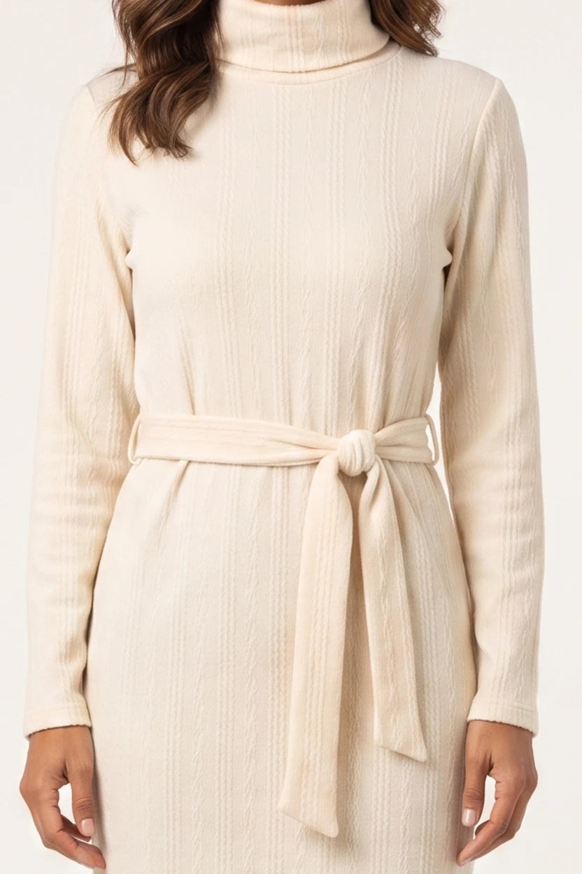 Vestido de Malha Gola Alta com Cinto Creme - detalhe aproximado da gola alta e do laço na cintura