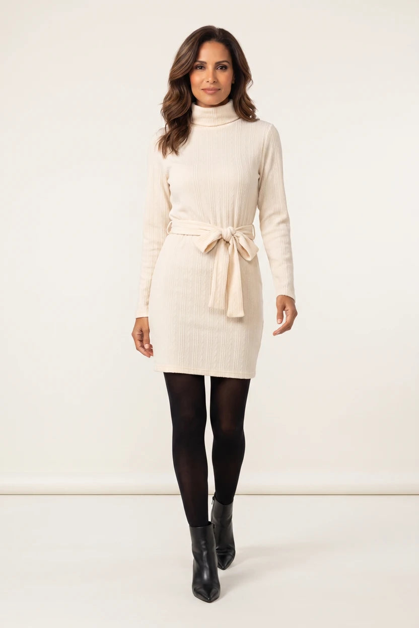 Vestido de Malha Gola Alta com Cinto Creme - modelo caminhando, dando um passo à frente