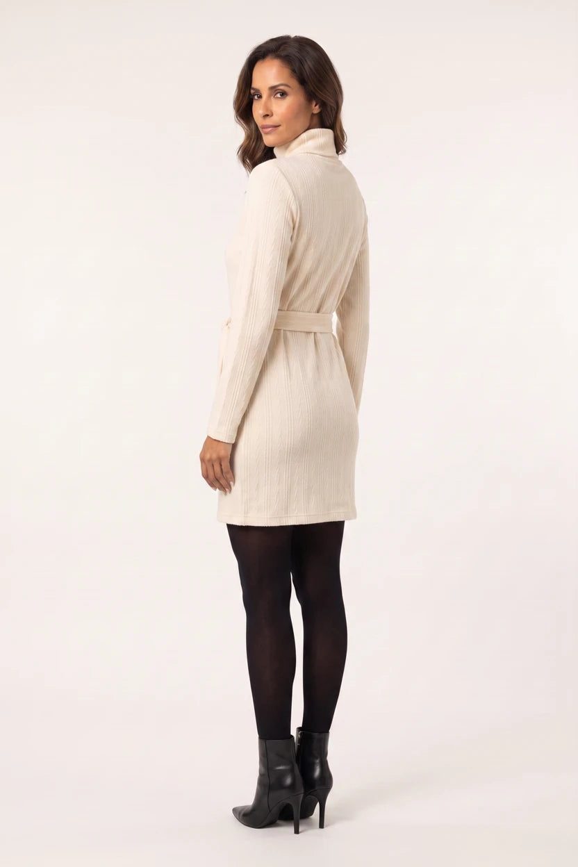 Vestido de Malha Gola Alta com Cinto Creme - pose de três quartos vista de costas, mostrando o caimento