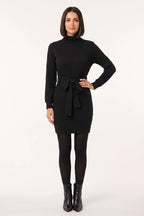 Vestido de Malha Gola Alta com Cinto Preto - modelo de frente com a mão no quadril