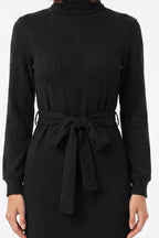 Vestido de Malha Gola Alta com Cinto Preto - detalhe aproximado da gola alta e do laço na cintura