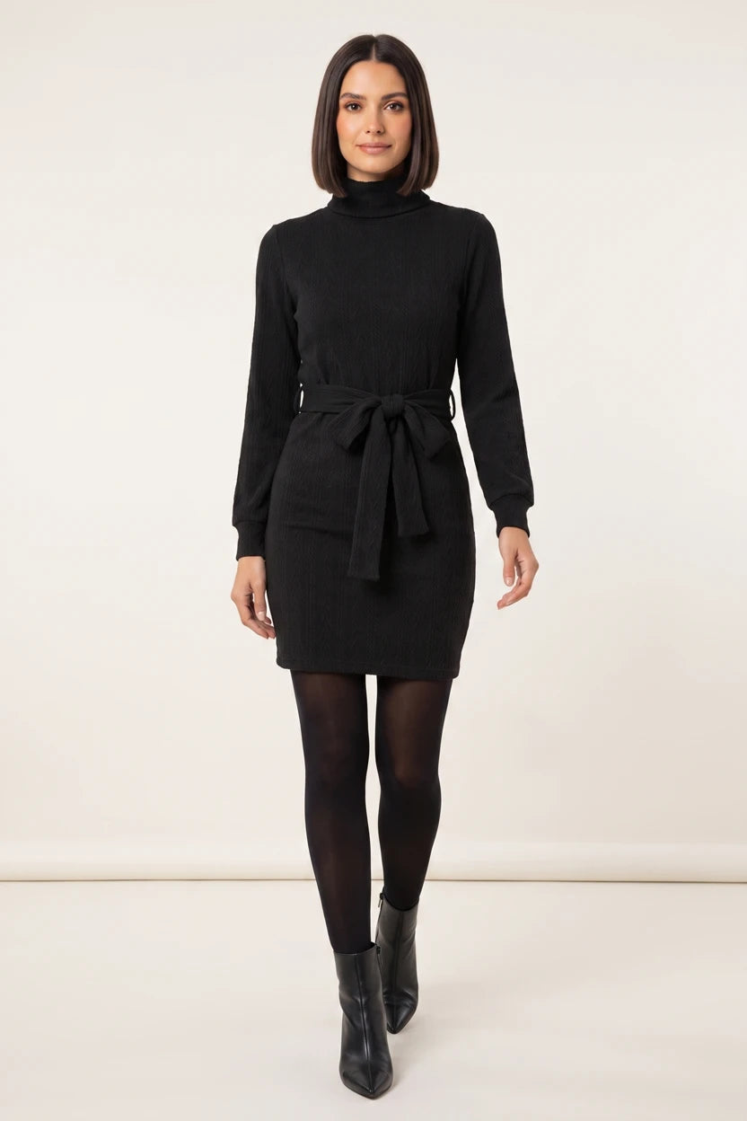 Vestido de Malha Gola Alta com Cinto Preto - modelo caminhando, dando um passo à frente