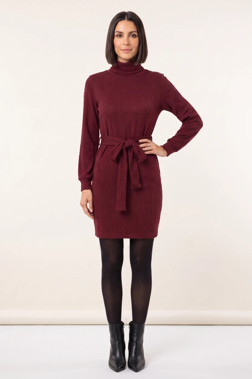 Vestido de Malha Gola Alta com Cinto Vinho - modelo de frente com a mão no quadril