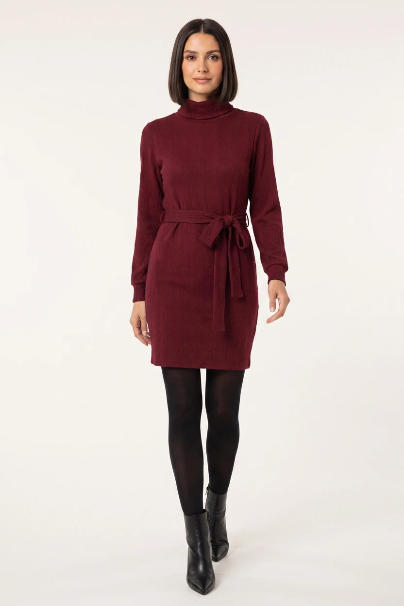 Vestido de Malha Gola Alta com Cinto Vinho - modelo caminhando, dando um passo à frente