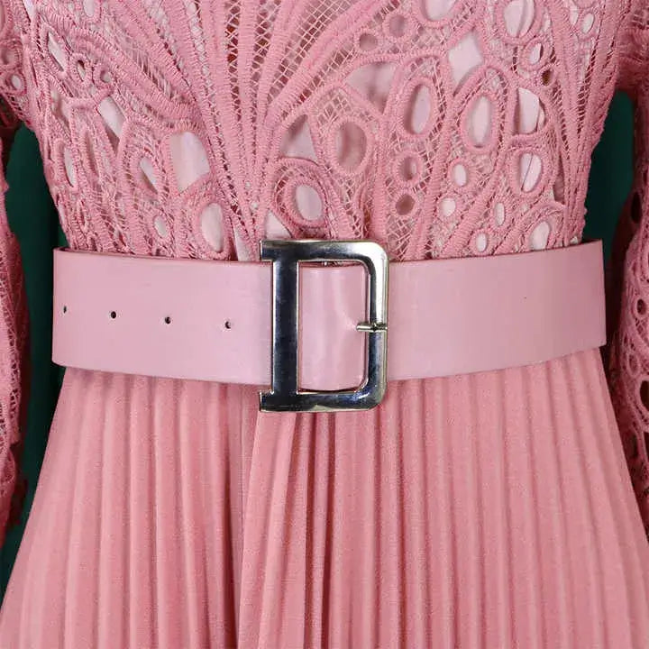 Vestido de Renda Longo Plissado Sofia na cor rosé, em close do cinto de fivela sobre o encontro da renda com o plissado