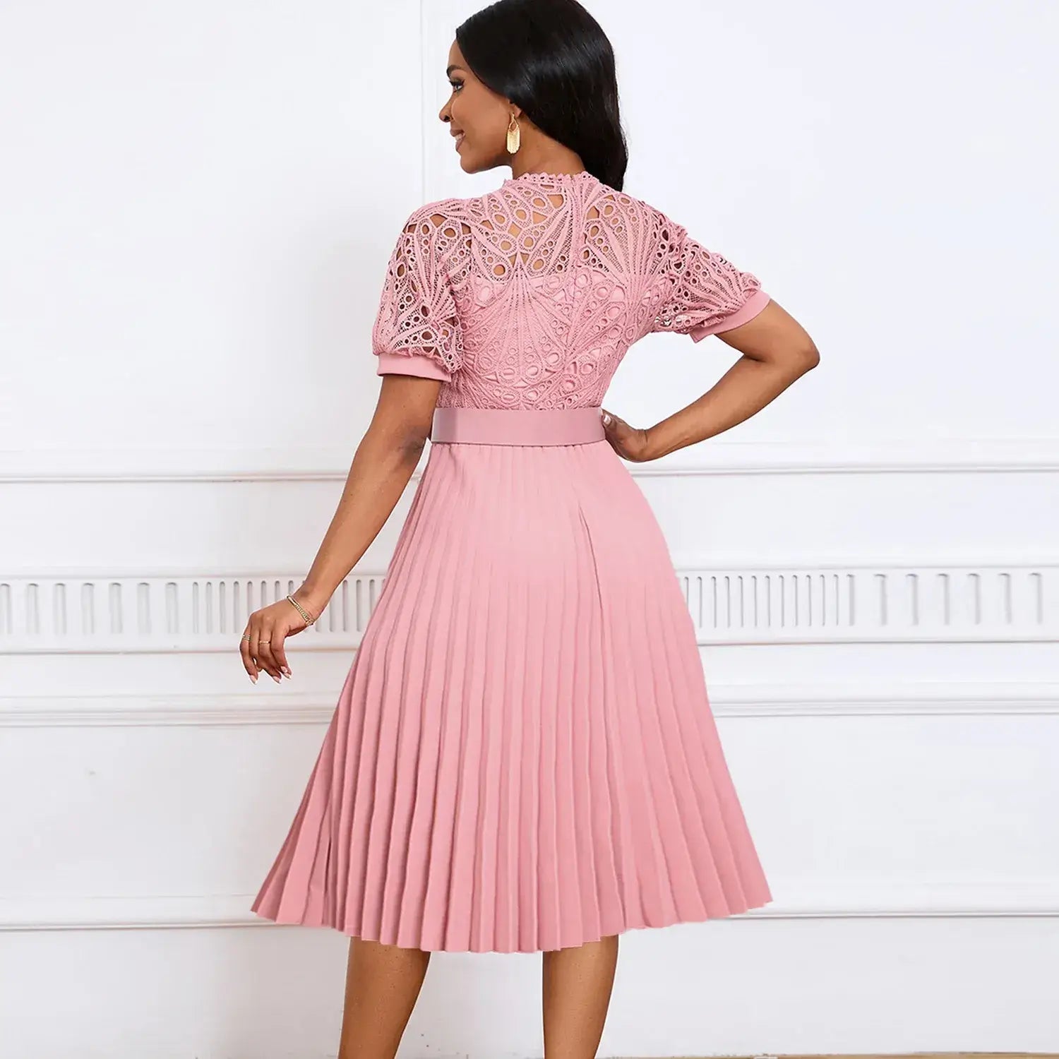 Vestido de Renda Longo Plissado Sofia na cor rosé, visto de costas com a renda nas costas e as pregas da saia