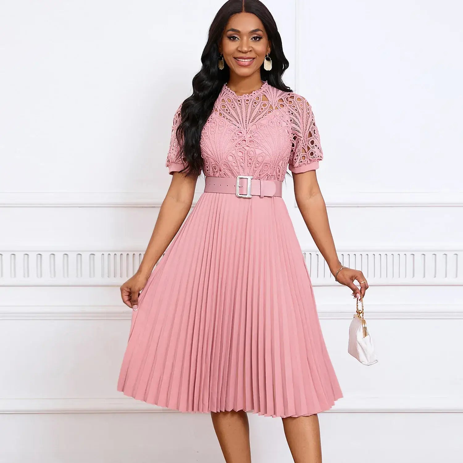 Vestido de Renda Longo Plissado Sofia na cor rosé, visto de frente com corpete de renda vazada, cinto e saia plissada