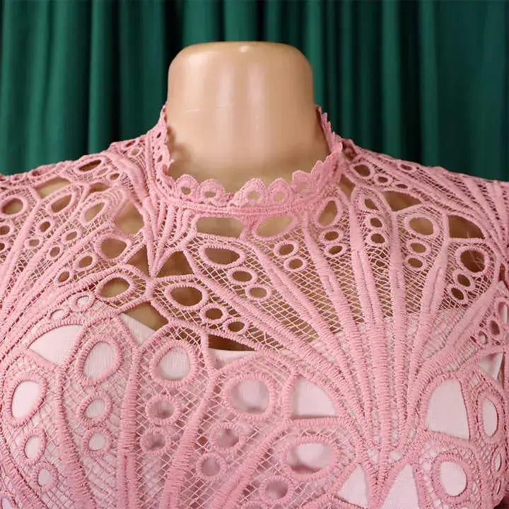Vestido de Renda Longo Plissado Sofia na cor rosé, em close do busto mostrando o desenho da renda vazada e a gola