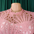 Vestido de Renda Longo Plissado Sofia na cor rosé, em close do busto mostrando o desenho da renda vazada e a gola