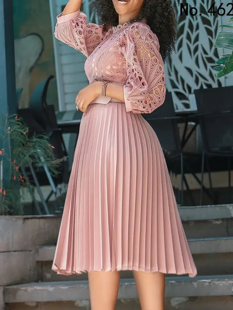 Vestido de Renda Longo Plissado Sofia na cor rosé, em cena externa com mangas em renda e saia plissada em movimento