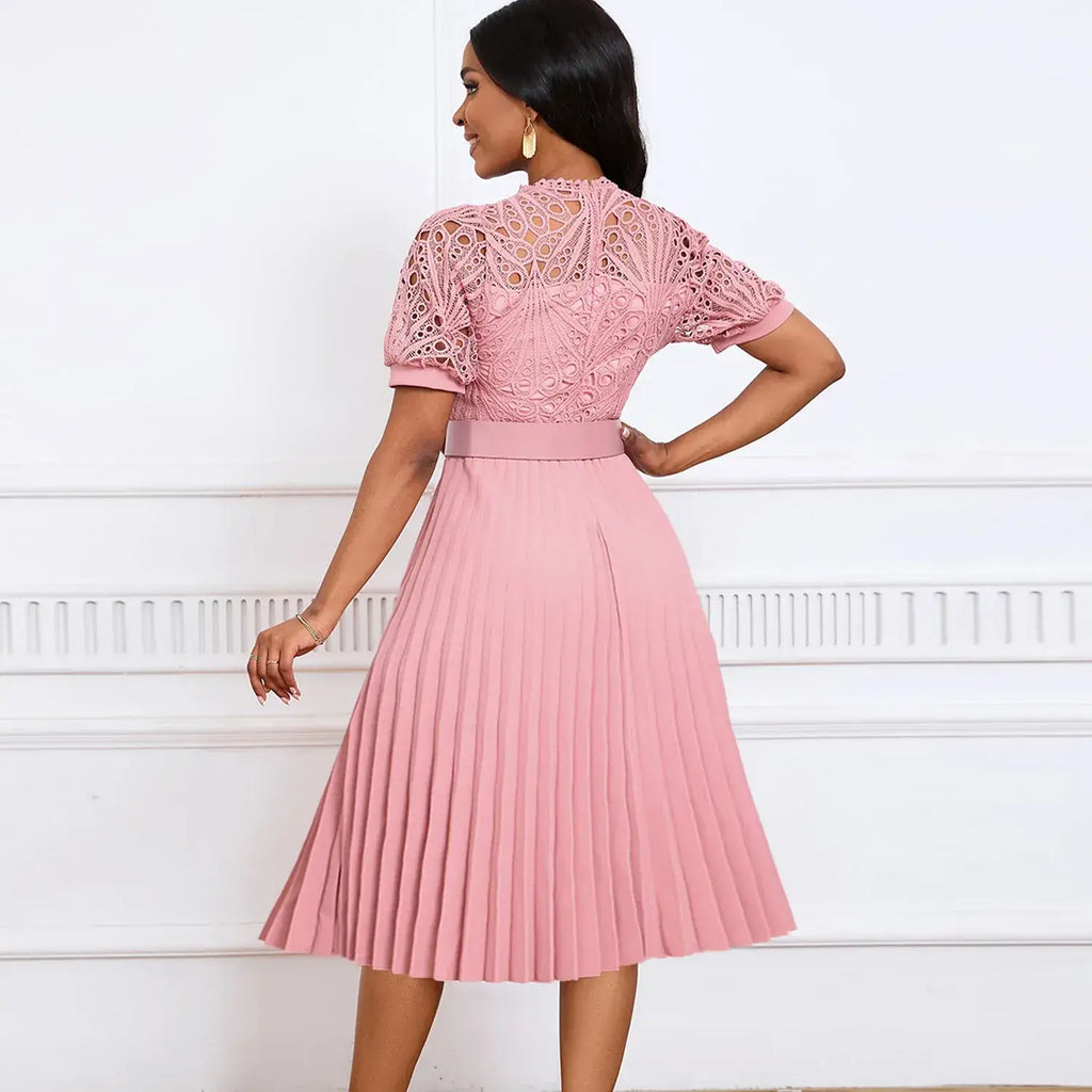 Vestido de Renda Longo Plissado Sofia na cor rosé, visto de costas com a renda nas costas e as pregas da saia