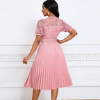 Vestido de Renda Longo Plissado Sofia na cor rosé, visto de costas com a renda nas costas e as pregas da saia
